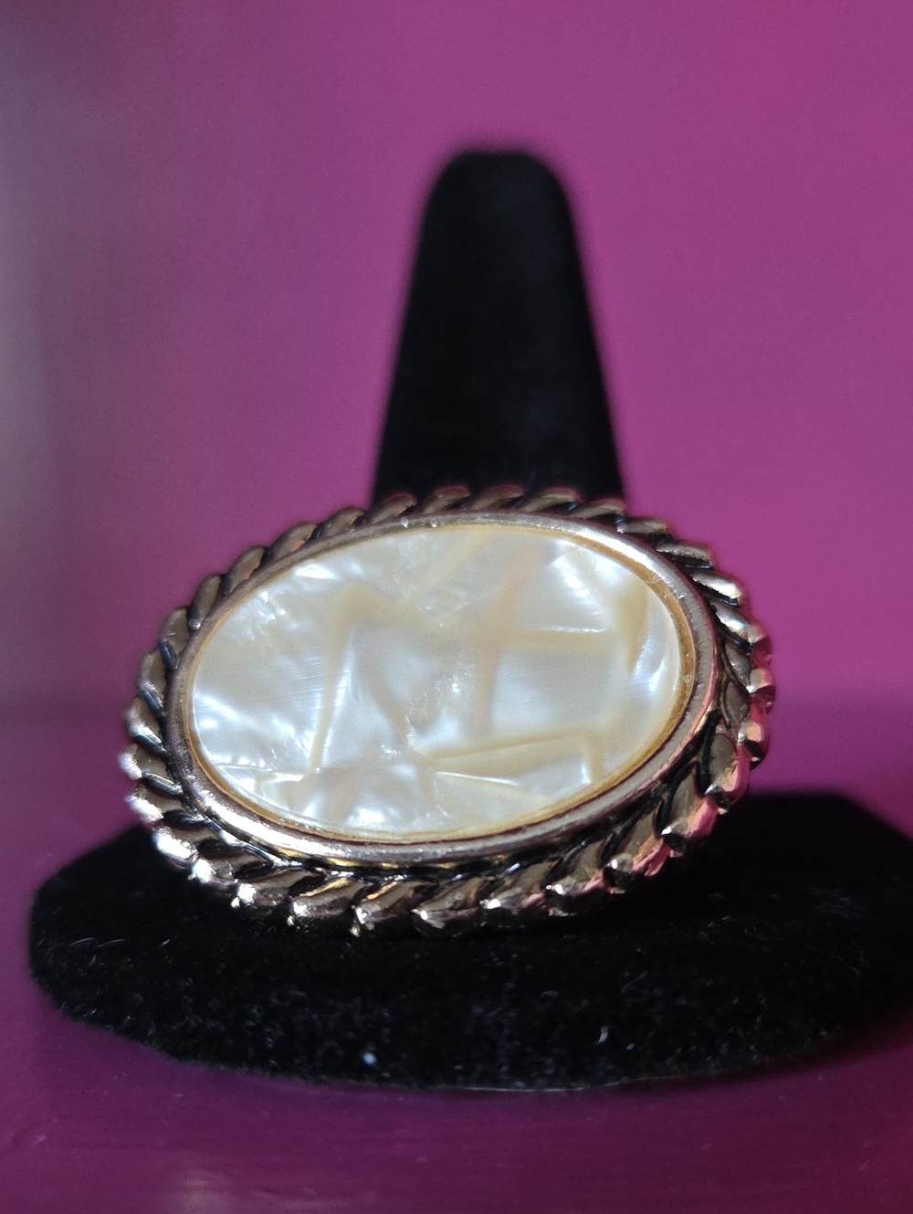 Vintage Mid-Century Gold-Tone Oval Mother of Pearl Scarf Clip